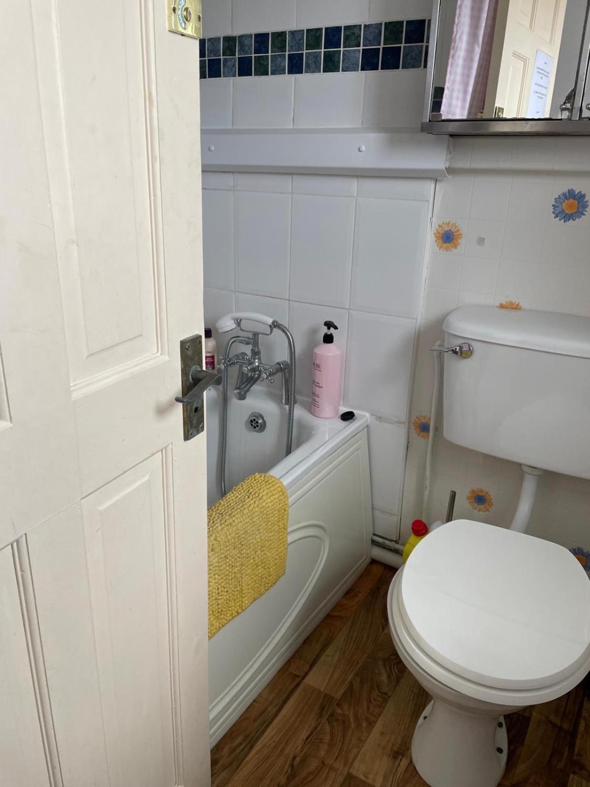 Room Only Guest Accommodation, Guest House Self Catering Bangor  Ngoại thất bức ảnh